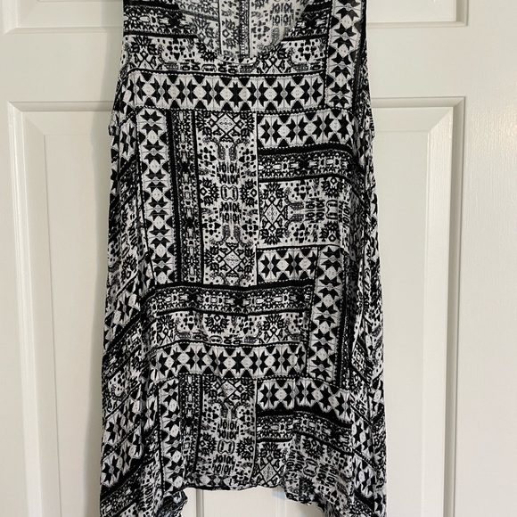 Flowy Tank - Picture 2 of 6